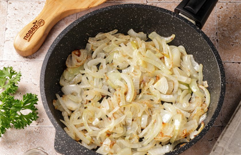 1. Этап. Салат из свиной печени с луком: Обжарьте на сильном огне до лёгкого золотистого цвета. В процессе добавьте 1-2 щепотки соли.