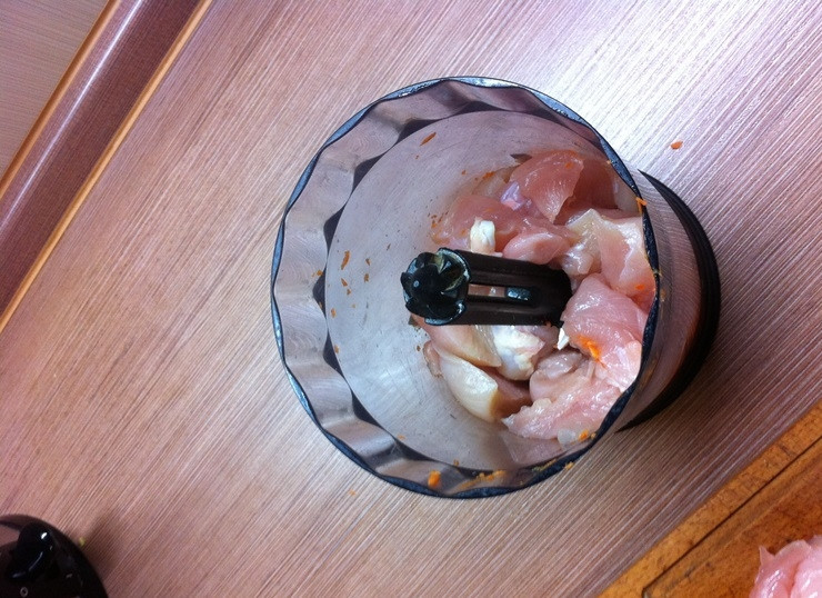 1. Этап. Паровые куриные котлеты: Затем курицу при помощи блендера измельчаем до состояния фарша. Курицу измельчаем порциями.