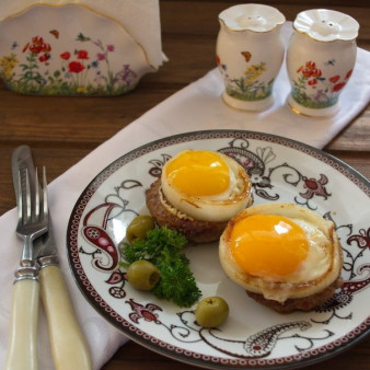 Бифштекс с яйцом