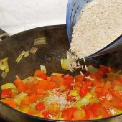 1. Этап. Жареные гребешки с рисом: Тыкву почистить, нарезать кубиками. Добавить в сковороду с овощами кукурузные зерна, рис и тыкву, перемешать.