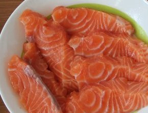 1. Этап. Красная рыба в кляре: 2. Нарезаем ее на кусочки. Кожицу обязательно оставить.