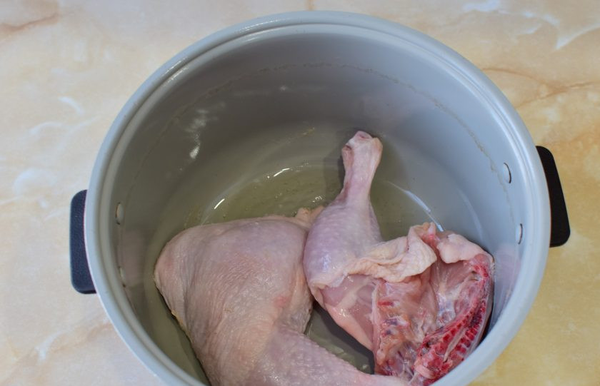 1. Этап. Куриные окорочка в сметанном соусе в мультиварке: Мультиварку включите на режим 