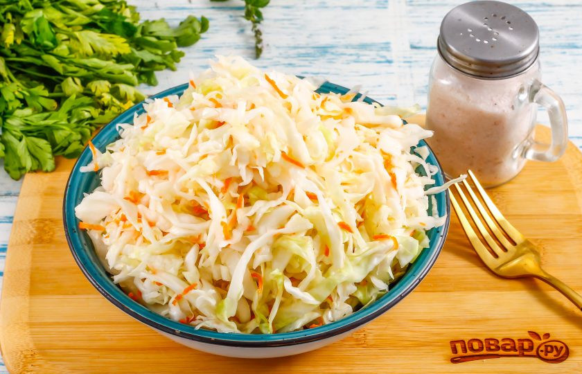 1. Этап. Квашеная капуста как на рынке: Спустя указанное время закуска будет готова. Выложите ее в тарелку и полейте растительным маслом.