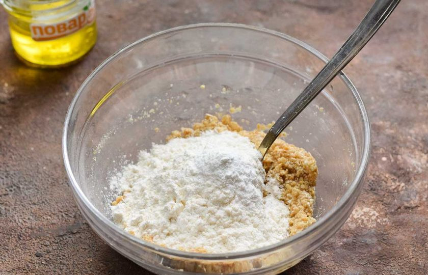 1. Этап. Овсяное печенье без сахара с медом: Добавьте корицу, муку и разрыхлитель. Муку добавляйте небольшими частями.