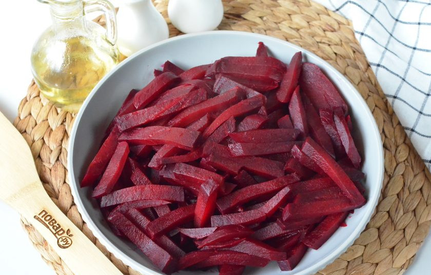 1. Этап. Свекла по-грузински: Порежьте свеклу брусочками. Выложите в большой салатник.