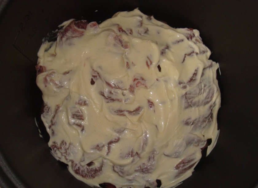 1. Этап. Говядина в мультиварке Панасоник: Переложите в чашу мультиварки. Сверху смажьте майонезом.