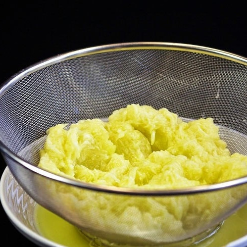 1. Этап. Кабачковые оладьи с козьим сыром: Лучше всего откинуть кабачки на дуршлаг и хорошенько отжать.