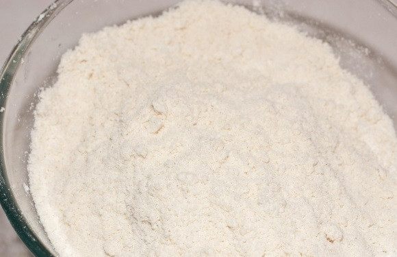 1. Этап. Пирог Крошка: Тесто разотрите в мелкую крошку.