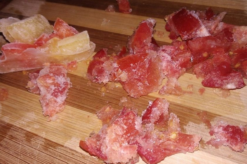 1. Этап. Суп с куриными желудками и пшеном: 5. Болгарский перец и помидоры у меня были замороженные, их вполне можно взять вместо свежих. В летнее время проблем со свежими овощами нет безусловно, но зимой сгодятся и замороженные. Итак, отправляем поджарку и овощи в бульон тогда, когда он закипит вместе с пшеном.