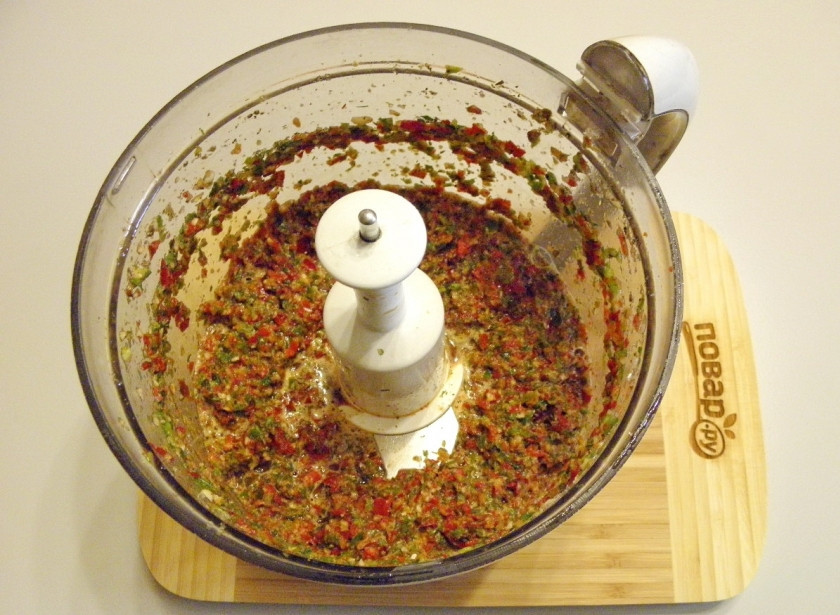 1. Этап. Аджика (классический рецепт): Максимально измельчите овощи. Аджика по классическому рецепту готова! Подавайте ее свежеприготовленной к столу.