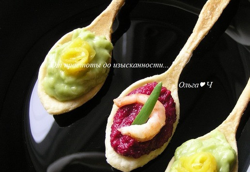 1. Этап. Вкусные ложки со свеклой и авокадо: На соленую добавьте креветку и кусочек зеленого лука, а на сладкую - 