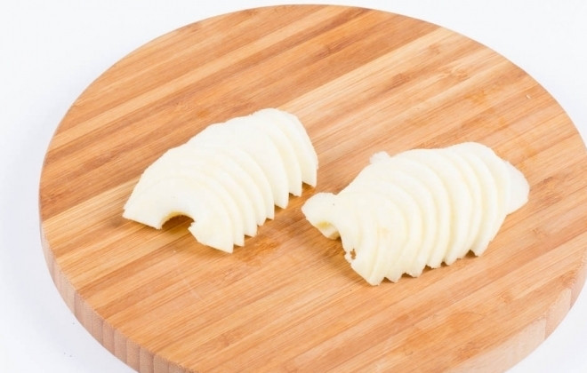 1. Этап. Пирог с творогом и яблоками: 7. Каждое яблоко разрезаю на 2 части, вычищаю семечки и срезаю кожуру, нарезаю яблоки ломтиками толщиной около 3-5 миллиметров.