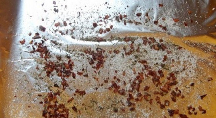 1. Этап. Говядина в соли: 1. На столе расстилаем фольгу, чуть смазываем ее маслом и посыпаем морской солью и всякими приправами.