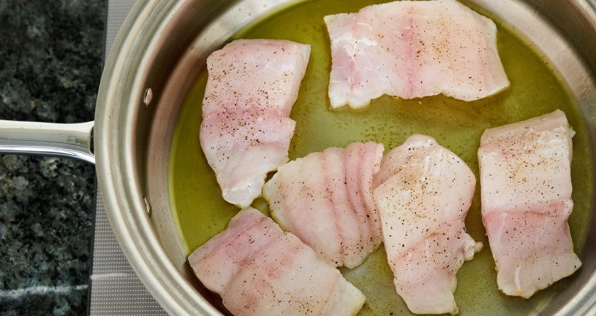 1. Этап. Треска, обжаренная на сковороде с черри: 2. Сковороду разогрейте со столовой ложкой оливкового масла, выложите треску и обжаривайте с двух сторон до золотистой корочки.