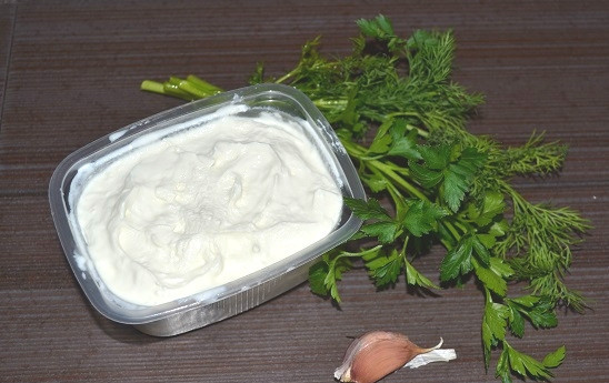 1. Этап. Салат Ревнивец: 6. Подготовьте чеснок, зелень и сливочный сыр.