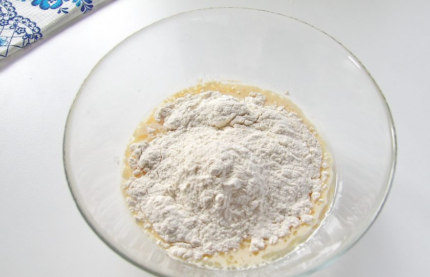 1. Этап. Кулебяка с капустой: Перемешайте и добавьте стакан муки.