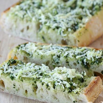 1. Этап. Бутерброды с базиликовым маслом: 5. Разрезать хлеб на ломтики и подавать теплым.