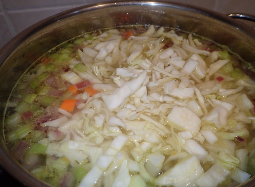 1. Этап. Вкусные щи из свежей капусты: Потом влейте горячий куриный бульон и добавьте капусту. Посолите, убавьте огонь и варите под прикрытой крышкой минут 25 (до готовности капусты).