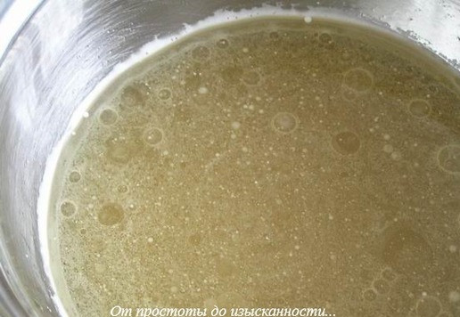 1. Этап. Постное кунжутное печенье на пиве: В пиве растворите сахар и соль, добавьте масло, перемешайте.