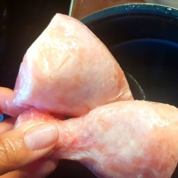 1. Этап. Суп с ростками сои и полентой: В подсоленную воду положить куриные голени и поставить варить в мультиварке в режиме 