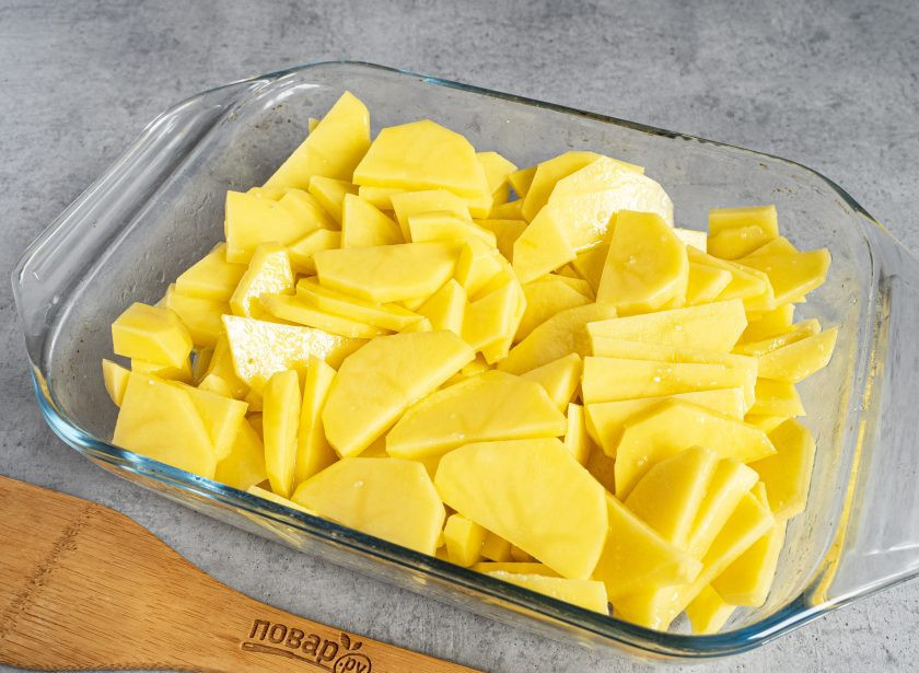 1. Этап. Лосятина с картошкой в духовке: Непосредственно перед приготовлением блюда нарежьте картофель пластинами и выложите в смазанную маслом форму. Посолите по вкусу.