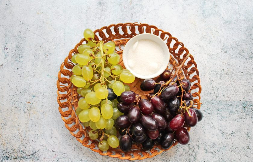 1. Этап. Виноградный уксус: Подготовьте все необходимые ингредиенты для приготовления виноградного уксуса.