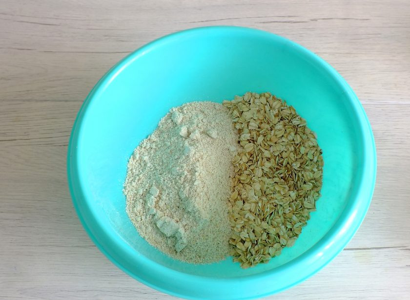 1. Этап. Шоколадное печенье без сахара: Разделите овсянку на две части. Одну часть смолите в муку. Соедините обе части в чаше.