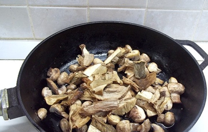 1. Этап. Грибная солянка без капусты: Обжариваем сушеные грибы с шампиньонами еще немного.
