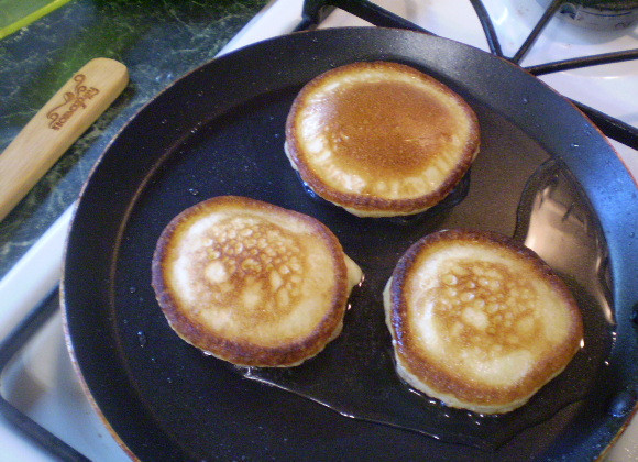 1. Этап. Оладушки на кислом кефире: Жарим с двух сторон до золотой корочки.