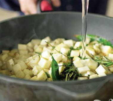 1. Этап. Тушеная говядина: Теперь нужно нарезать кубиками сельдерей для того, чтобы сделать из него пюре. Нагреть оливковое масло в большой сковороде. Обжаривать сельдерей в течении 5 минут. Приправить солью и перцем. Добавить розмарин, тимьян, лавровый лист и кардамон. Залить 200 мл воды. Накрыть крышкой и варить на среднем огне в течении 25-30 минут.