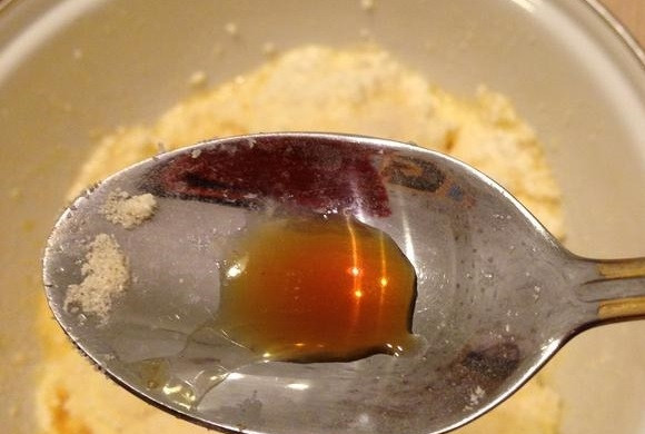 1. Этап. Запеканка из творога и манки: 4. Влейте чайную ложку ванильного экстракта (или любого другого).