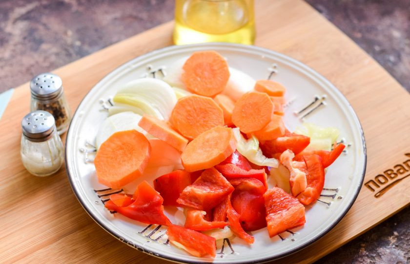 1. Этап. Перепелка с овощами в духовке: Морковь очистите и нарежьте крупными кружочками.