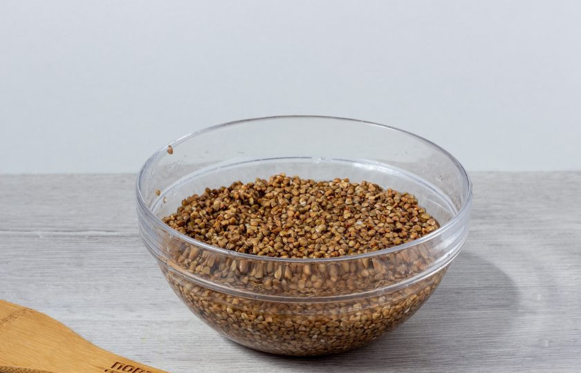 1. Этап. Каша на курином бульоне: Крупу хорошенько промойте несколько раз.