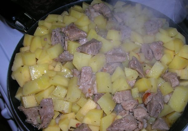 1. Этап. Азу с картошкой: 4. Картофель вымыть, очистить и нарезать небольшими кусочками. Добавить на сковороду к мясу.