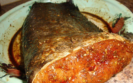 1. Этап. Сом в духовке: Посолите сома, приправьте приправой для рыб и оставьте в маринаде совственного сока на 2 часа.