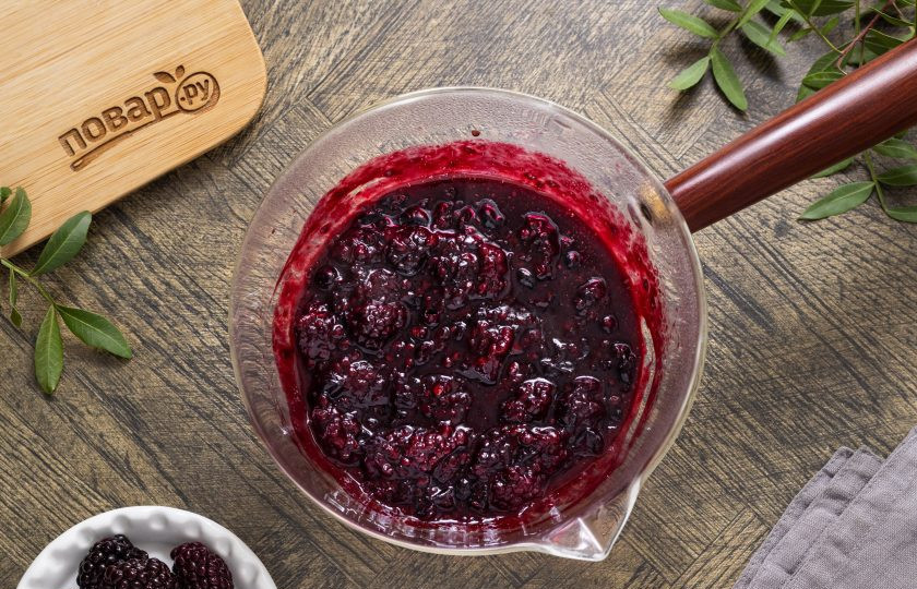 1. Этап. Панна котта из тапиоки: Для ягодного соуса переложите ягоды в сотейник, добавьте сахар и 1-2 ст.л. воды. Доведите до кипения и проварите 5 минут.