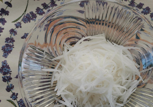 1. Этап. Овощной салат Рассвет: Натереть на корейской тёрке дайкон