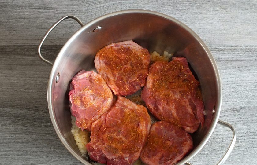 1. Этап. Шашлык из баранины с луком: Возьмите просторную чашу или кастрюлю. Выложите на дно немного измельченного лука, сверху часть баранины. Сверху посыпьте специями.