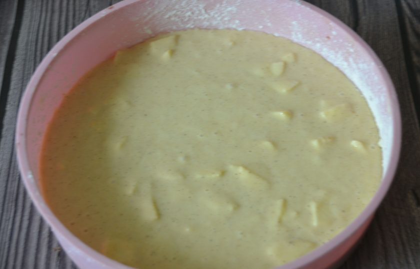 1. Этап. Манник с яблоками на сметане: Выложите тесто в форму, разровняйте.