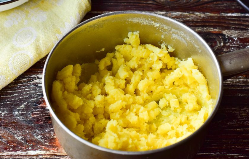 1. Этап. Мясо запеченное в пюре: Отварите овощ в течение 20 минут, слейте воду и подавите его толкушкой.