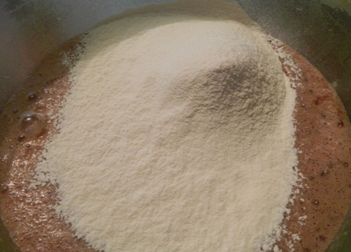 1. Этап. Быстрый торт на сковороде с заварным кремом: Теперь добавляем просеянную муку. Сначала 2 стакана, а затем еще 0,5.