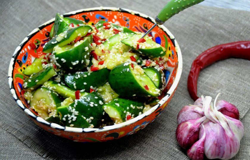 1. Этап. Битые огурцы по-китайски: А можно подать их практически сразу же, так как они уже достаточно ароматные и вкусные, только не забудьте посыпать их кунжутом перед подачей. Приятного аппетита!