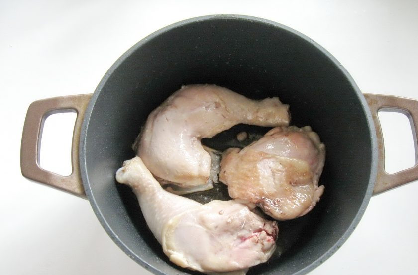 1. Этап. Домляма с курицей: Слегка обжарьте курицу со всех сторон.