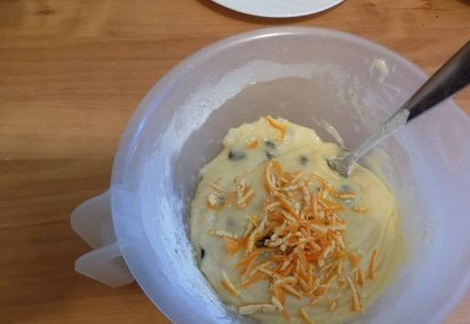 1. Этап. Кекс Рождественский мандарин: Выложить изюм в масле, настричь цедру мандарина. Я использовала кухонные ножницы. Тщательно перемешать, т е равномерно распределить по тесту изюм и цедру.