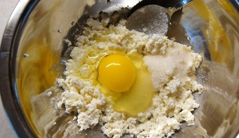 1. Этап. Шарлотка из сухарей с яблоками: Творог смешать с яйцом и с сахаром по вкусу.