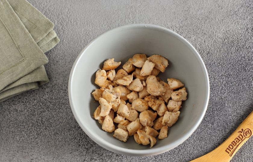 1. Этап. Невесткин пирог: Куриное филе нарежьте небольшими кусочками, посолите, поперчите, обжарьте в сковороде и переложите в глубокую миску.