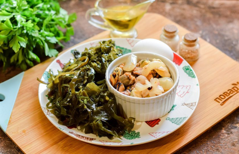 1. Этап. Салат из морской капусты и морского коктейля: Подготовьте ингредиенты.