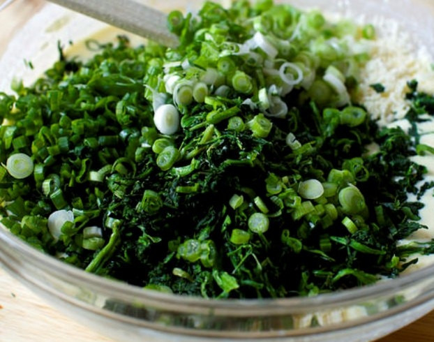 1. Этап. Ленивый киш со шпинатом: Шпинат и зеленый лук измельчите ножом.