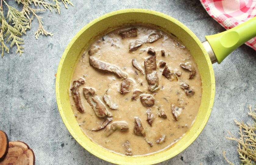 1. Этап. Печень с гарниром: Все посолите, поперчите и тушите под крышкой в течение 10 минут на медленном огне. В другой сковороде разогрейте сливочное масло, добавьте отварной рис и прогрейте на медленном огне под крышкой. Рис разложите по тарелкам, выложите печень с подливой и сразу подавайте блюдо к столу.