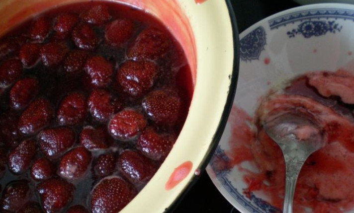 1. Этап. Клубничное варенье янтарное: После закипания варим еще 5 минут и снимаем с плиты. Оставляем настаиваться на 3 часа. После этого аккуратно шумовкой удаляем пенку. Затем варенье следует вновь довести до кипения еще 2-3 раза, каждый раз оставляя настаиваться и удаляя пену.